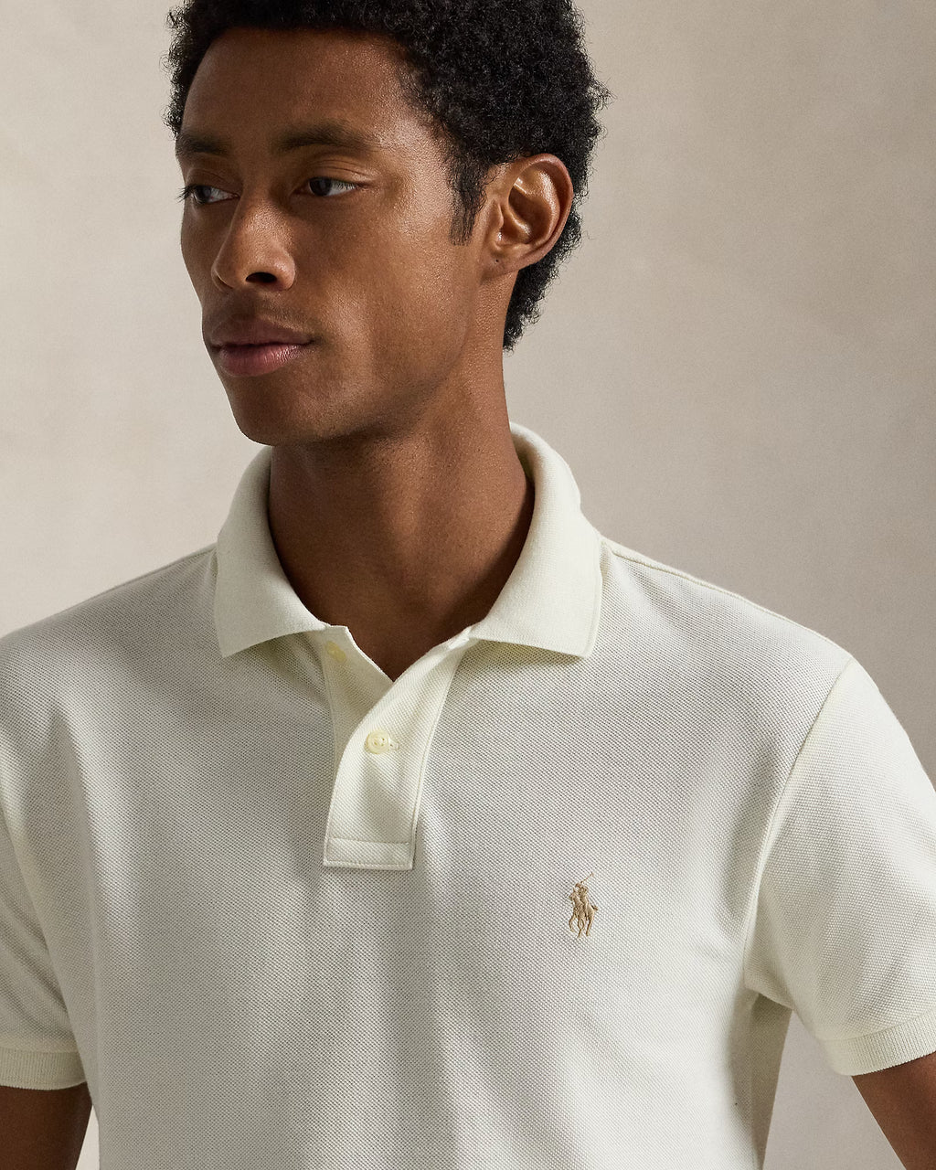 Polo Slim Fit con tapeta de tres botones